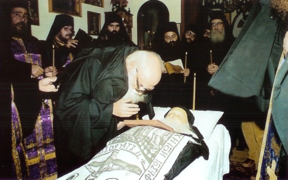 Father Ephraim gives the last kiss to Father Gherasim