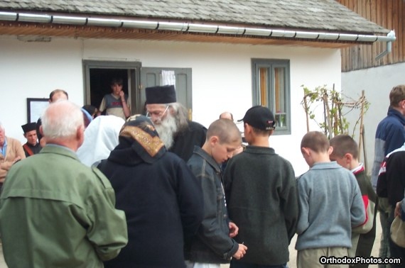 Fr. Iustin with a group of pilgrims (26)